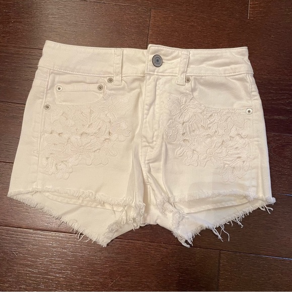 American Eagle White Floral Hi Rise Jean Shorts - Picture 1 of 6
